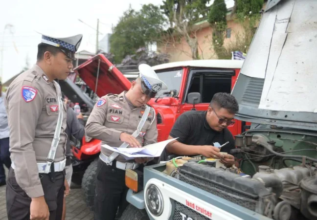 Program sosialisasi keselamatan berkendara yang digencarkan Polres Pasuruan selama Operasi Semeru 2025 menunjukkan peningkatan kepedulian masyarakat terhadap tertib berlalu lintas. Ribuan pengendara mulai terlibat dalam edukasi langsung di berbagai titik keramaian untuk memahami aturan keselamatan.