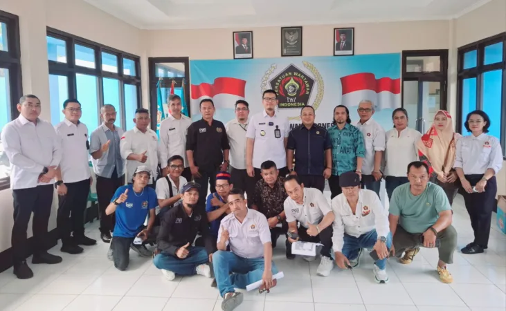 Kepala Kantor Imigrasi Kelas I Non TPI Bekasi, Anggi Wicaksana, melakukan kunjungan kerja sekaligus menghadiri kegiatan Coffee Morning di Sekretariat Persatuan Wartawan Indonesia (PWI) Bekasi Raya, Selasa (2/12/2025).