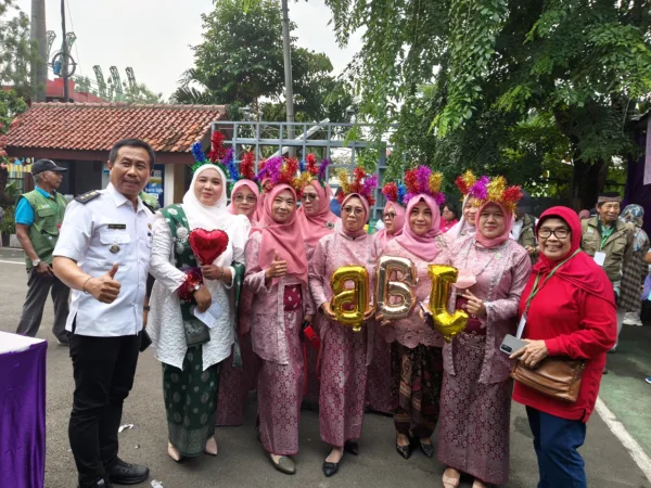 Dalam rangka menyambut Hari Ibu, PKK Kelurahan Jatibening Baru turut berpartisipasi dalam berbagai perlombaan yang digelar di tingkat Kecamatan Pondokgede. Rabu (3/12/2025).