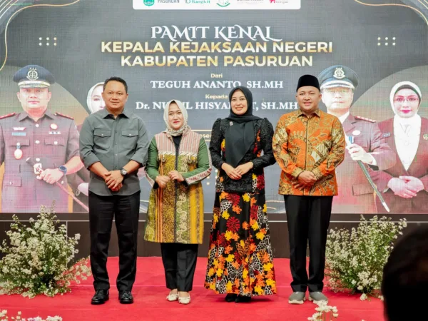 Teguh Ananto foto bersama Bupati Pasuruan (BM)