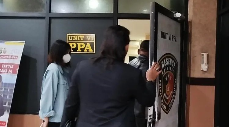 Korban didampingin oleh kuasa hukumnya ke ruangan PPA Polres Jakarta Selatan untuk memberi keterangan.(3/12/2025) (Frm)
