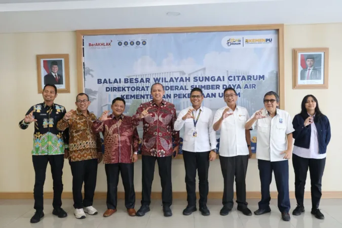 Pemerintah Kota Bekasi bersama BUMD Tirta Patriot melakukan kunjungan kerja ke Balai Besar Wilayah Sungai Citarum (BBWSC) pada Kamis (4/12/25).