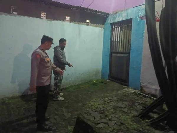 Polsek Purwodadi melakukan olah TKP di Rumah korban (hms)