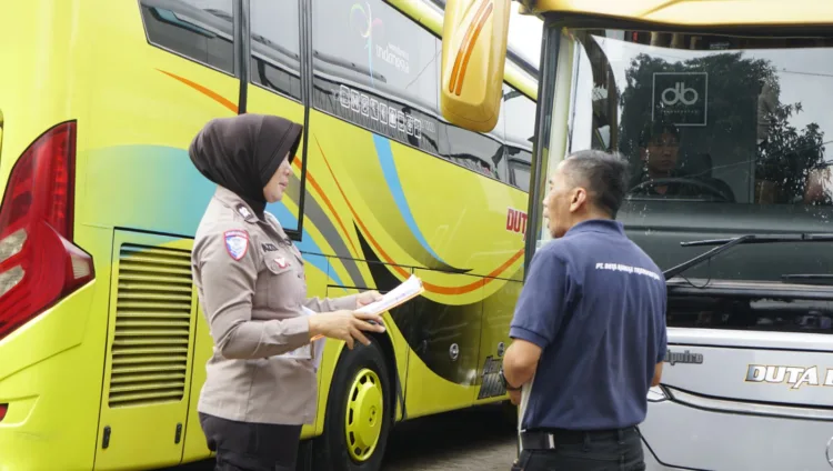Polisi cek kelengkapan surat bus (BM)