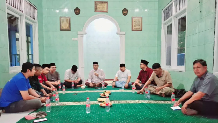 Dewan Kemakmuran Mushola (DKM) Al-Qolam menggelar pengajian bulanan bertema “Tugas Wartawan Mulia Sebagai Pembawa Berita Benar” di lingkungan Kantor Persatuan Wartawan Indonesia (PWI) Bekasi Raya, Jumat (6/12/2025).