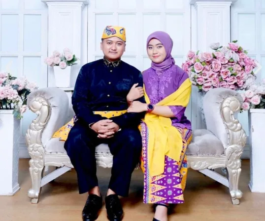 Suasana hangat dan khidmat menyelimuti Gedung Komplek PU Sapta Taruna III, Jalan Koperpu X No. 224, RT 01 RW 034, Kelurahan Bojong Menteng, Kecamatan Rawalumbu, Bekasi, yang menjadi lokasi resepsi pernikahan pasangan Achmad Syaifullah dan Kartika Candra Damayanti, S.Ak., CCT, Minggu (7/12/2025).