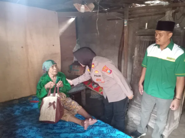 Bentuk Kedekatan Polsek Lumbang bersama masyarakat saat memberikan bantuan sembako (BM)