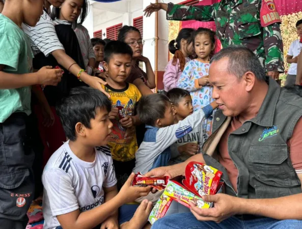 Wali Kota Bekasi, Tri Adhianto, turun langsung menyalurkan bantuan bagi masyarakat yang terdampak banjir bandang di Sumatera Barat. Kunjungan dimulai dari Posko Utama di Rumah Dinas Wali Kota Padang, kemudian dilanjutkan ke Posko Pengungsian SDN 02 Cupak Tangah, Kecamatan Pauh, pada Sabtu (6/12/2025).