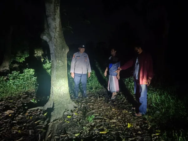 Polisi melakukan olah tkp (polsek)