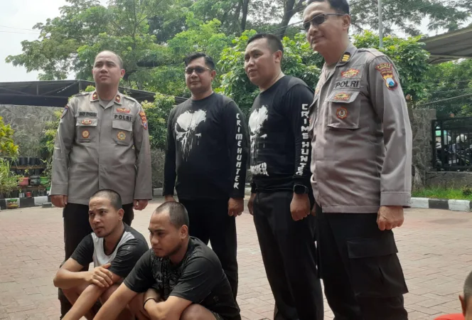 Polisi tunjukkan tersangka penadah motor, Gofur (baju putih) tersangka pencurian di indekos (baju hitam) (BM)