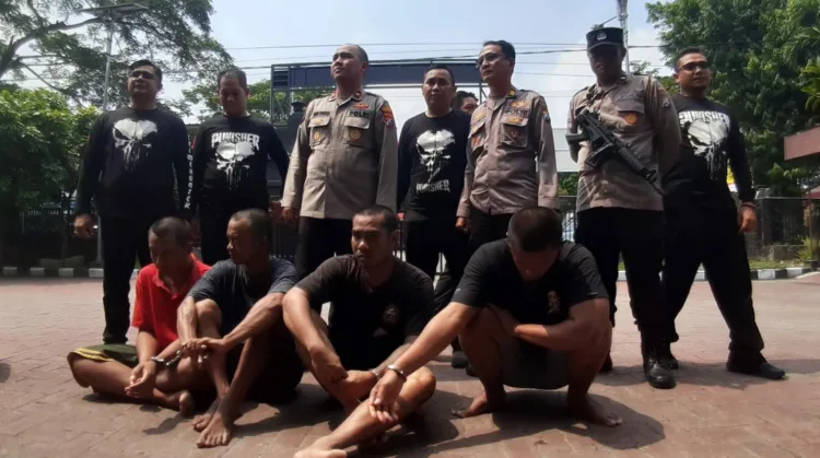 Polisi beberkan peran masing-masing tujuh tersangka pencurian uang dan perhiasan dan pembagian uang hasil pencurian di Desa Legok, Kecamatan Gempol, Kabupaten Pasuruan.
