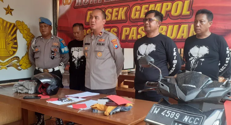Aksi pencurian perhiasan hingga uang tunai sempat menghantui warga Desa Legok, Kecamatan Gempol, Kabupaten Pasuruan akhirnya terungkap. Polisi meringkus 4 tersangka dan 3 DPO.