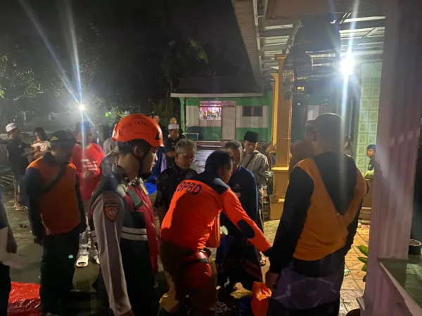 Petugas BPBD saat menyerahkan bantuan ke korban rumah rusak usai diterjang angin Kencang (istimewa)