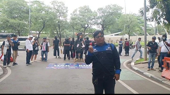 Organisasi Masyarakat (Ormas) Laskar Anti Korupsi Indonesia (LAKI), Mahasiswa Gempur Korupsi (MAGSI), dan teman teman dari Sanggar Theater Perkasa menggelar aksi damai di dua lokasi pada peringatan Hari Anti Korupsi Sedunia (HAKORDIA) 2025, Selasa (9/12/2025).