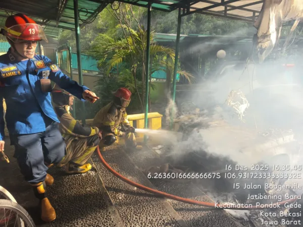 Dinas Pemadam Kebakaran dan Penyelamatan (Disdamkarmat) Kota Bekasi bergerak cepat menangani kebakaran yang melibatkan dua unit kendaraan roda empat di Jalan Bougenville Nomor 14, RT 007/RW 005, Kelurahan Jatibening Baru, Kecamatan Pondok Gede, pada Kamis sore (16/12/2025).