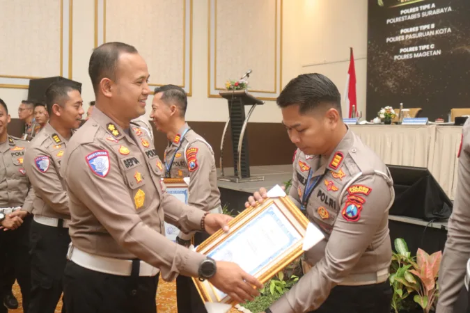 Kasat Lantas saat menerima penghargaan dari Dirlantas Polda Jatim (bm)
