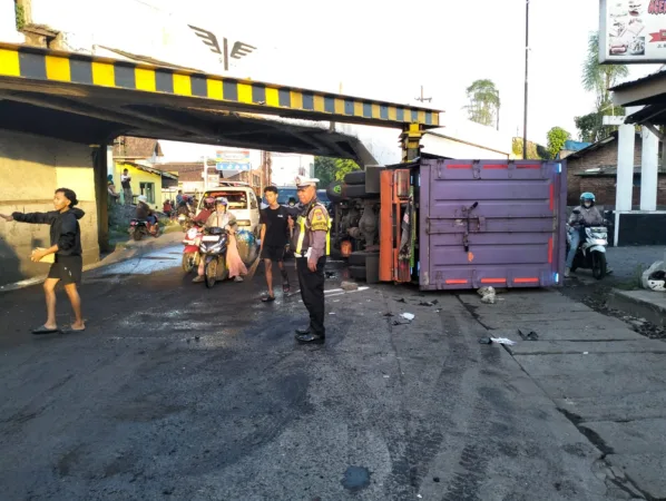 Anggota Pos Lantas Polsek Gempol melakukan pengamanan lalu lintas (hms)