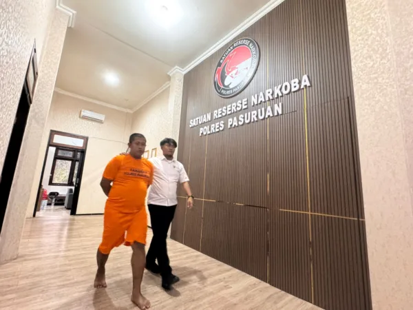 Anggota Satreskoba membawa SO pengedar sabu ke Tahanan (hms)