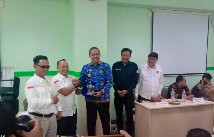 Persatuan Wartawan Indonesia (PWI) Bekasi Raya menggelar Seminar dan Pelatihan Jurnalistik bertema “Membangun Jurnalisme Berintegritas di Era Digitalisasi” di Aula Kampus Bina Insani, Rabu (17/12/2025).