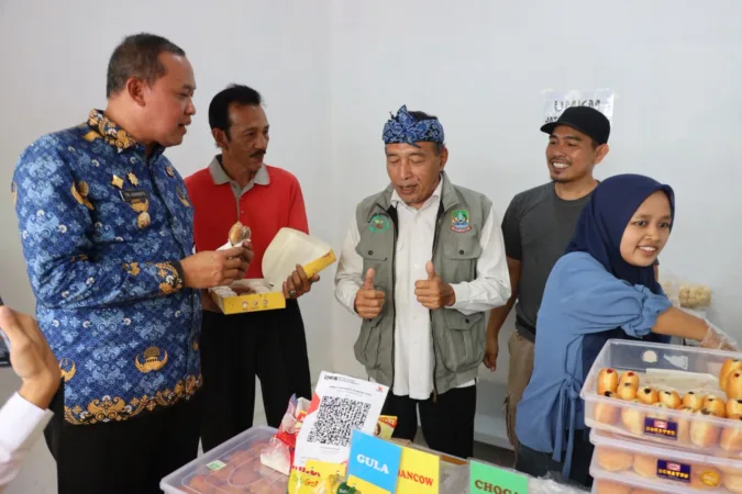 Wali Kota Bekasi Tri Adhianto meresmikan tempat usaha UMKM binaan Dewan Kerajinan Nasional Daerah (Dekranasda) Kota Bekasi yang berlokasi di Rest Area KM 6B Tol Jakarta–Cikampek. Rabu (17/12/2025).