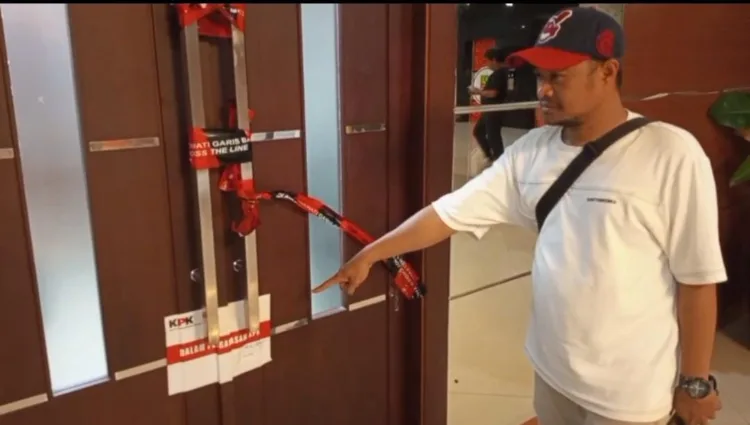 Pintu Ruang kerja Bupati Kabupaten Bekasi disegel KPK Kamis Malam(frm)