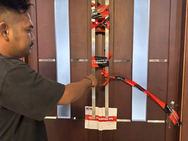 Ruang kerja bupati Bekasi masih tersegel garis KPK (Frm)