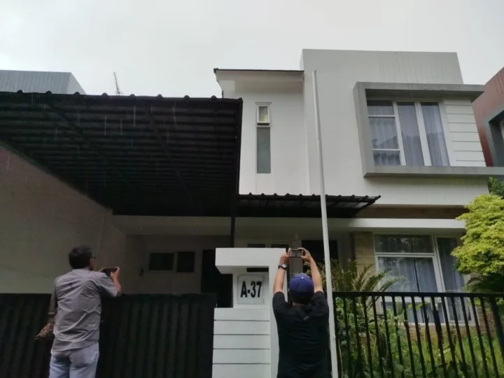 KPK Segel Rumah Kajari Bekasi, Petugas Keamanan Kejari Bentak Wartawan Saat Liputan