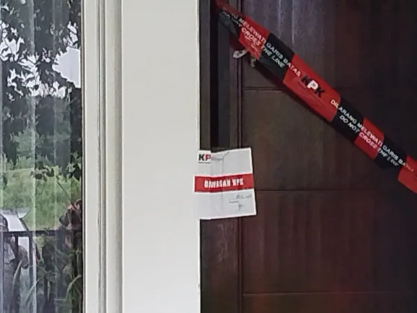KPK Segel Rumah Kajari Bekasi, Petugas Keamanan Kejari Bentak Wartawan Saat Liputan