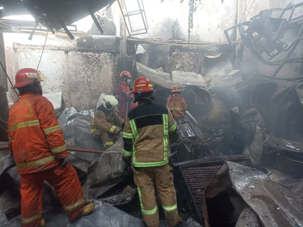Diduga Korlseting Listrik pabrik pengolahan kayu yang berlokasi di Jalan Parpostel No. 23 RT 01 RW 12, Kelurahan Jatiasih, Kecamatan Jatiasih, Kota Bekasi, terbakar pada Kamis (18/12/2025) sore.