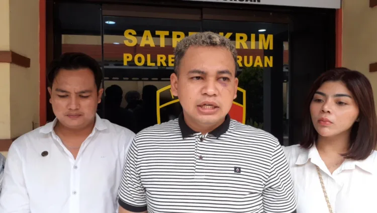 Ali Ahmad korban dugaan penganiyaan didampingi kuasa hukum dan atasnya saat penuhi panggilan penyidik (BM)