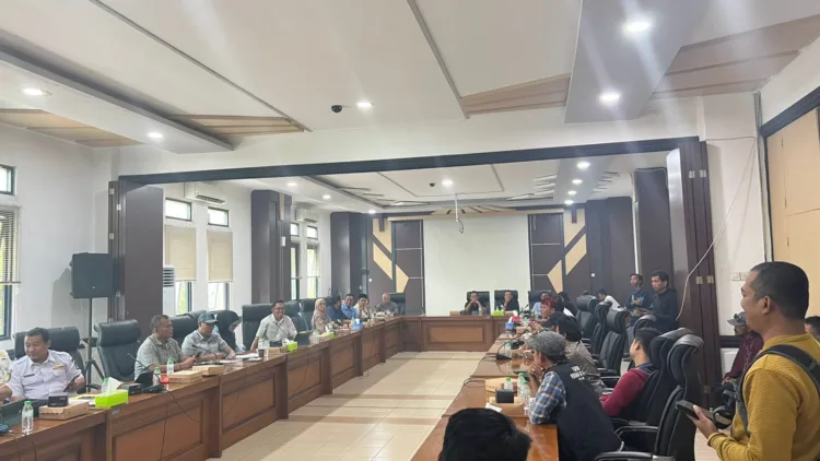 Suasana PKL temui DPRD di Gedung DPRD Kabupaten Pasuruan (BM)