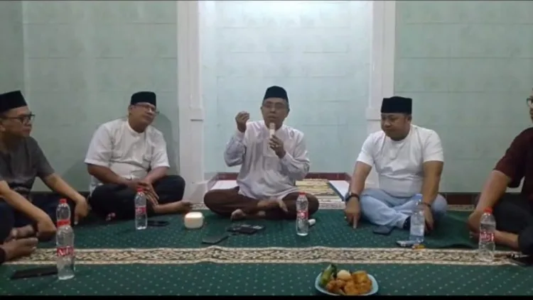 Ustaz Sobari menyampaikan kajian fiqih sosial bertema “Merawat Taman Hati via Toleransi, Memberi Nyaman dan Aman untuk Negeri Pertiwi” kepada jamaah Majelis Taklim DKM Al-Qolam bersama Persatuan Wartawan Indonesia (PWI) Bekasi Raya, Kamis (25/12/2025).