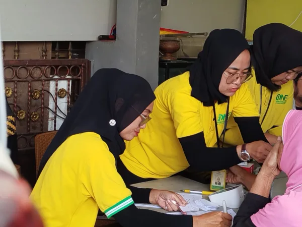 RS Citra Arafiq yang sedang memeriksa kesehatan warga Jatibening Baru. (Frm)