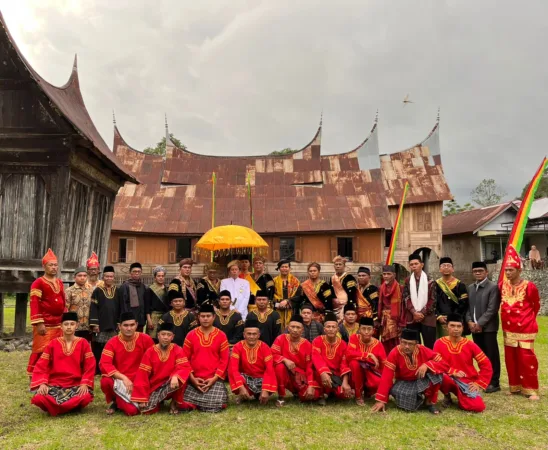 Mahkamah Adat Alam Minangkabau (MAAM) memperingati Milad ke-12 dengan menggelar prosesi adat Tolak Bala di Rumah Gadang Ba Anjuang Sungai Tarab, Jorong Sungai Tarab, Nagari Sungai Tarab, Kecamatan Sungai Tarab, Kabupaten Tanah Datar, Senin (29/12/2025).