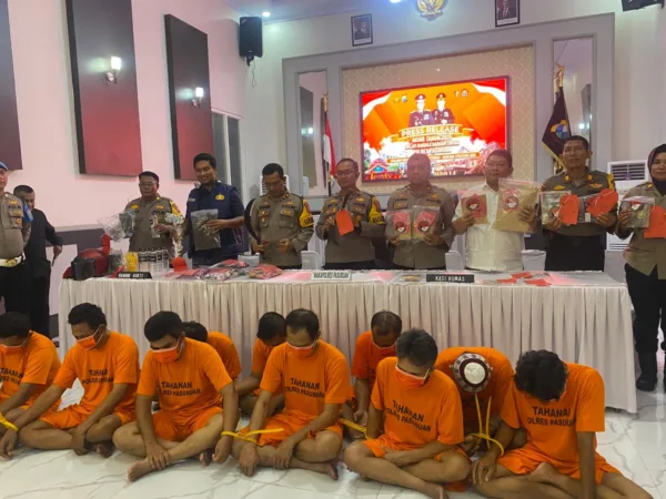 Polisi tunjukkan Tersangka dan Barang Bukti (BM)