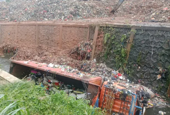 Ketua Kelompok Kerja (Pokja) Bantargebang, Suryono, ST, menegaskan kondisi TPST Bantargebang saat ini sudah berada pada tahap darurat menyusul insiden longsor sampah yang menyebabkan tiga truk pengangkut sampah terperosok ke saluran air lindi.