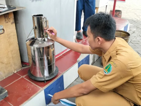Petugas melakukan pengukuran di SPBU Bugul Kidul (BM)
