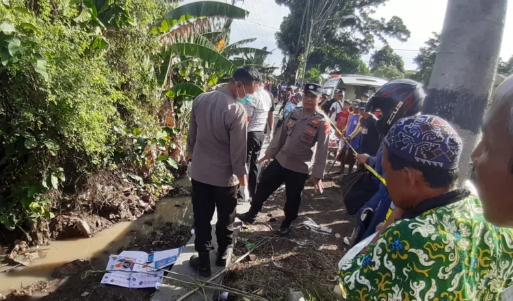 Polisi saat mengamankan TKP penemuan mayat (BM)