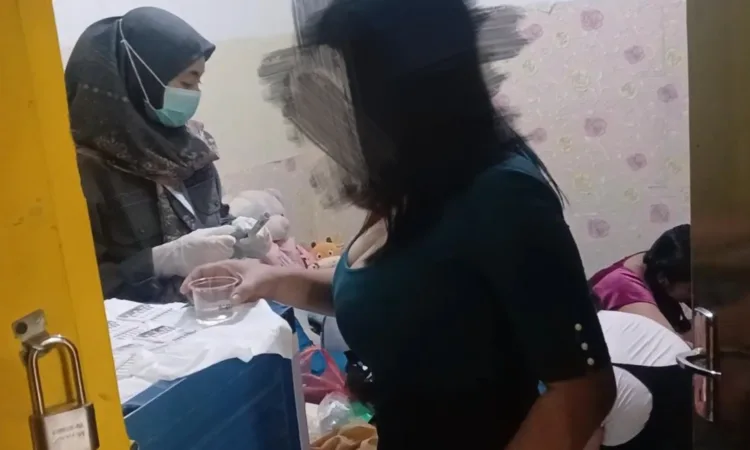 Mbak - Mbak tretes saat meyerahkan urine ke petugas (BM)