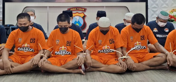 Poliis tunjukkan para tersangka (BM)