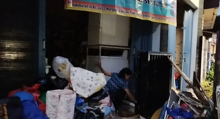Kios Laundry di Bekasi Meledak, Polisi: Ledakan Diduga Berasal dari Strika Uap 2 Kios Laundry di Bekasi Meledak, Polisi: Ledakan Diduga Berasal dari Strika Uap
