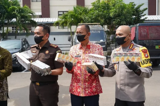 Kejari Bekasi Musnahkan 2,5 Juta Ba tang Rokok Ilegal dan Ribuan Obat Terlarang