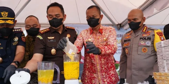 Kejari Bekasi Musnahkan 2,5 Juta Batang Rokok Ilegal dan Ribuan Obat Terlarang 3 Kejari Bekasi Musnahkan 2,5 Juta Ba tang Rokok Ilegal dan Ribuan Obat Terlarang
