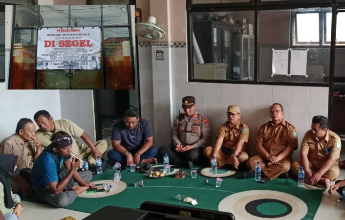 Suasana perangkat Desa, Rt rw meminta kejelasan Gaji insert Kantor Desa di Segel (BM)