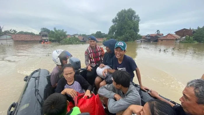 Brimob Evakuasi Warga Terdampak Banjir di Cikarang Utara
