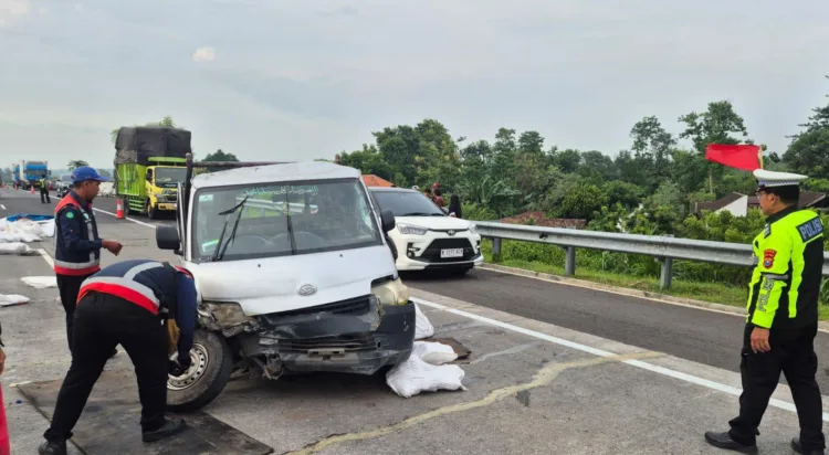 Pecah Ban Belakang, Pick Up Muat Daging Ayam Alami Laka Tunggal di Tol Paspro