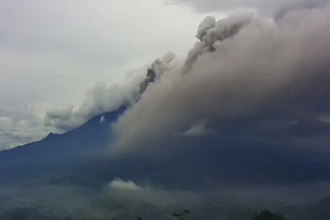 Gunung Semeru Kembali Luncurkan Awan Panas Guguran Sejauh 4 Kilometer
