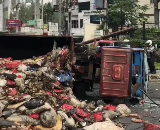 Sebuah truk pengangkut sampah diduga milik Dinas Lingkungan Hidup (DLH) Kota Bekasi terguling di dekat persimpangan lampu merah Pekayon, Kota Bekasi, Jumat (2/1/2026).