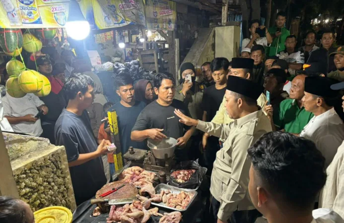 Bupati Pasuruan Rusdi Sutejo melakukan inspeksi mendadak (Sidak) ke Pasar Bangil, Rabu (31/12/2025) malam kemarin sekitar pukul 20.00 WIB. Kegiatan tersebut dilakukan untuk memastikan penataan kawasan pasar berjalan sesuai aturan yang telah ditetapkan pemerintah daerah.