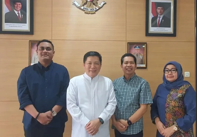 Kepala BPN Kota Bekasi bersaam Staf (Frm)